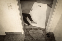 Met de Düör in’t Huis fallen. (Mit der Tür ins Haus fallen.)