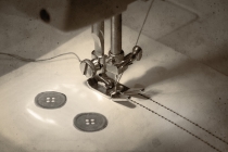 Dubbel nait hölt biäter. (Doppelt genäht hält besser.)