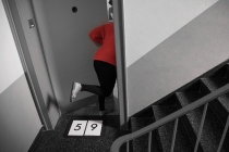 Met de Düör in’t Huis fallen. (Mit der Tür ins Haus fallen.)