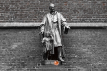 De Appel fölt nich wied van’n Stamm. (Der Apfel fällt nicht weit vom Stamm.)