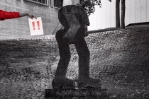 Up een Been kan man nich stoan. (Auf einem Bein kann man nicht stehen.)