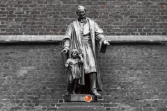 De Appel fölt nich wied van’n Stamm. (Der Apfel fällt nicht weit vom Stamm.)