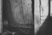 Met de Düör in’t Huis fallen. (Mit der Tür ins Haus fallen.)