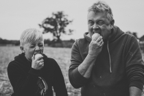 De Appel fölt nich wied van’n Stamm. (Der Apfel fällt nicht weit vom Stamm.)