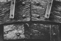 Dubbel nait hölt biäter. (Doppelt genäht hält besser.)