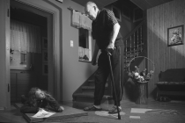 Met de Düör in’t Huis fallen. (Mit der Tür ins Haus fallen.)