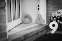 Met de Düör in’t Huis fallen. (Mit der Tür ins Haus fallen.)