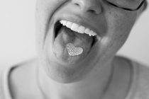 He dräg’t Hiärt up de Tunge. (Er trägt das Herz auf der Zunge.)