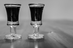 Up een Been kan man nich stoan. (Auf einem Bein kann man nicht stehen.)